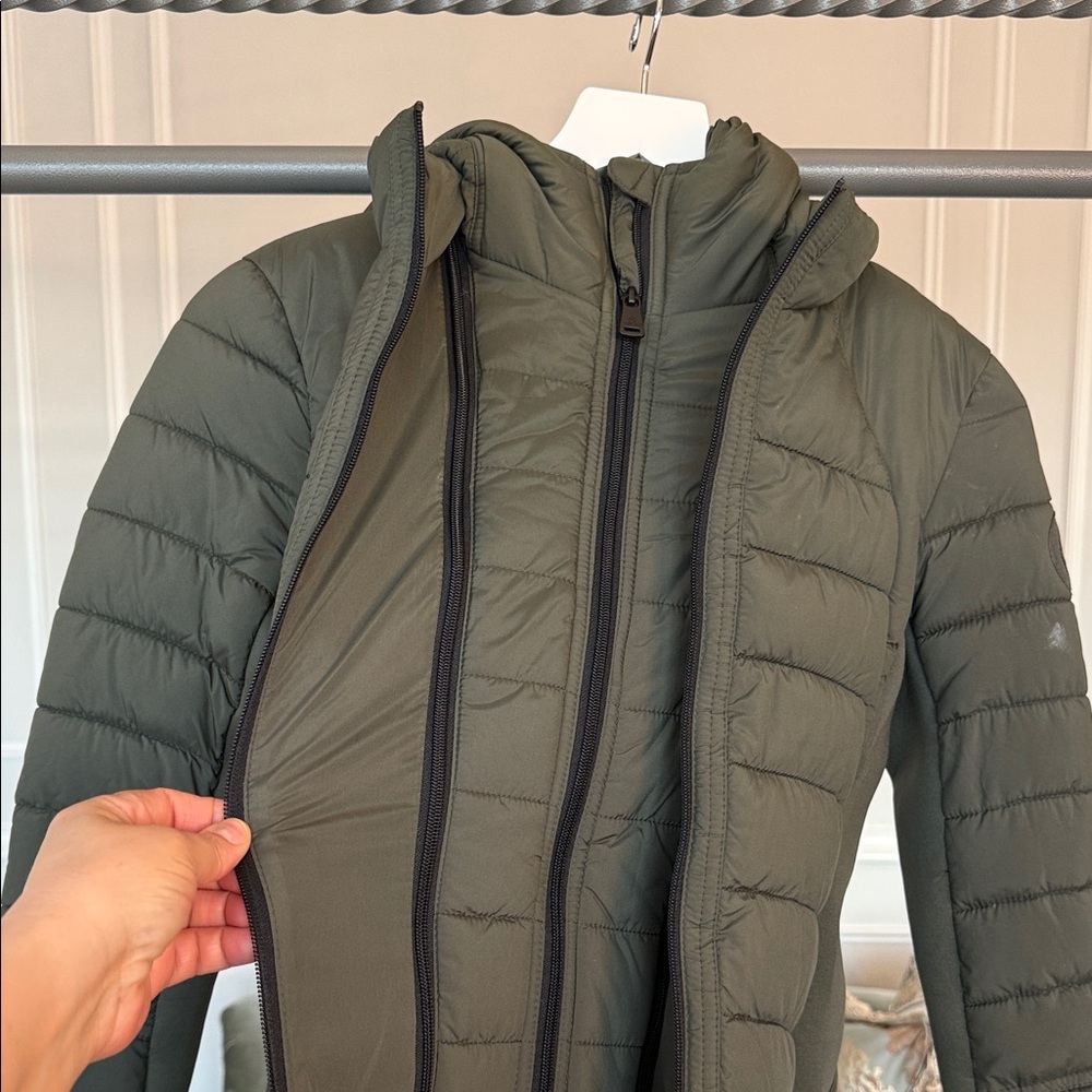 Bernardo Olive Quilted Lightweight Puffer Jacket. As new - Picture 7 of 14
